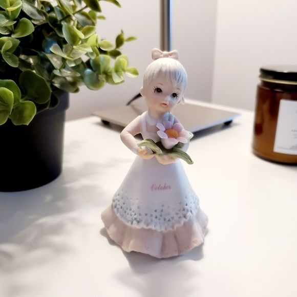 🌺 3/25 Christopher Collection figurine, October, girl with flowers - Picture 1 of 5